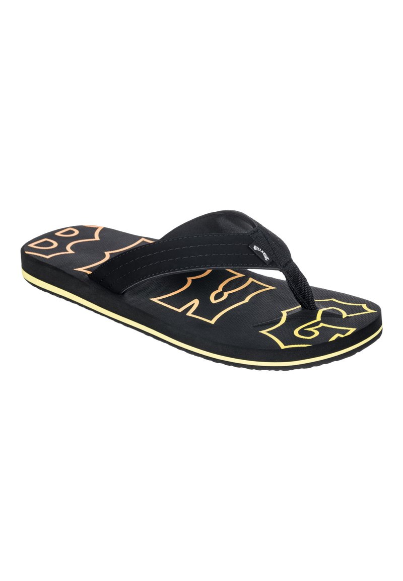 Chancla negra con suela texturizada, acento amarillo y letras naranjas en negrita en la plantilla. Diseño de tira simple.