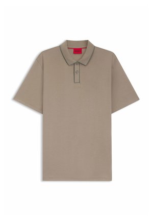 Polo taupe à manches courtes avec patte de boutonnage à deux boutons, passepoil discret sur le col et logo "HUGO" brodé sous la patte.
