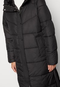 s.Oliver Abrigo de invierno - black