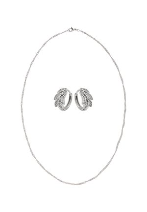 Zilveren ketting met een delicaat ontwerp, voorzien van oorbellen in de vorm van bladeren, versierd met kleine heldere steentjes.