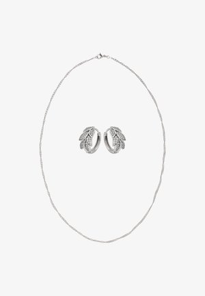 Sølvkæde med et delikat design, der indeholder ørestikkere formet som blade, pyntet med små klare sten.