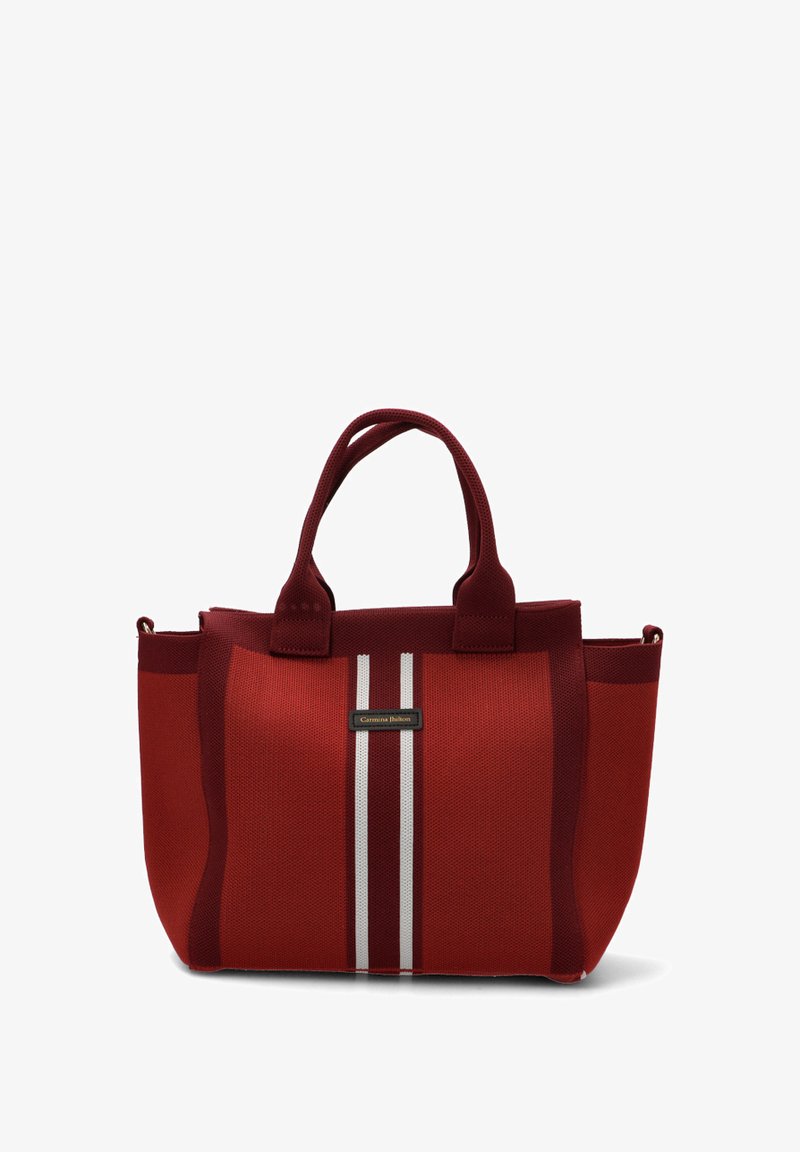Bolso tote rojo hecho de tela texturizada con dos rayas blancas. Presenta dos asas y una placa con el logo en la parte frontal.