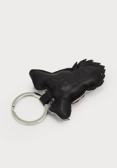 Porte-clés en cuir noir en forme de chien, avec une surface texturée et des coutures visibles, fixé à un anneau en métal.