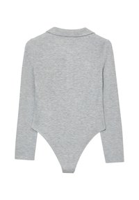 Bodysuit grigio a maniche lunghe con collo alla francese, tessuto morbido e testurizzato, e design a gamba alta. Silhouette liscia e aderente.
