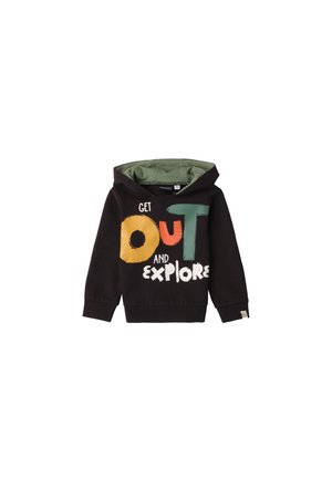 Felpa nera con cappuccio interno verde. Presenta un testo colorato: "ESCI E ESPLORA" in giallo, verde e bianco, con una vestibilità comoda.