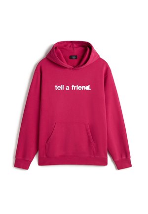 Ciemnoróżowa bluza z kapturem, z przednią kieszenią i białym napisem "tell a friend." umieszczonym na środku klatki piersiowej.