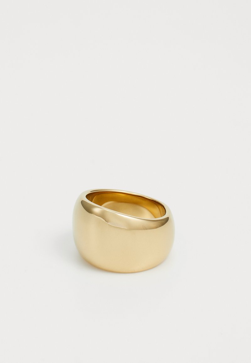 Goldfarbener Metallring mit einem glatten, runden Design. Verfügt über eine polierte Oberfläche und ein leicht vertieftes Innere für mehr Komfort.