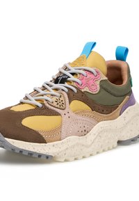 Sneaker multicolore con pannelli gialli, verdi, marroni e rosa, materiali misti, dettagli testurizzati e suola maculata.