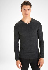 Suéter de viscosa gris oscuro, de manga larga y escote en V, hecho de una tela suave con un diseño ajustado. Puños y dobladillo acanalados, estilo minimalista.