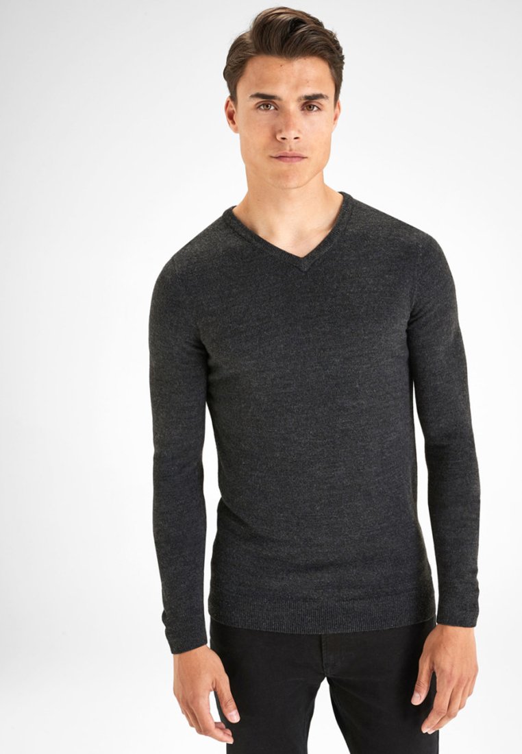 Suéter de viscosa gris oscuro, de manga larga y escote en V, hecho de una tela suave con un diseño ajustado. Puños y dobladillo acanalados, estilo minimalista.