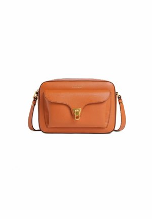 Borsa a tracolla in pelle color cognac con tasca frontale e chiusura in metallo dorato, tracolla regolabile e texture granulosa.