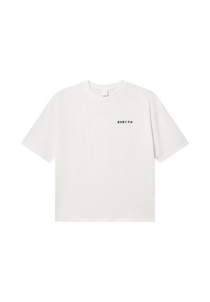 Biała koszulka z krótkim rękawem i okrągłym dekoltem z małym ciemnym napisem „KUBOTA” na górnej lewej części klatki piersiowej.