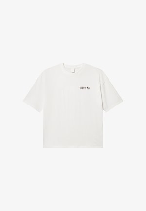 Biała koszulka z krótkim rękawem i okrągłym dekoltem z małym ciemnym napisem „KUBOTA” na górnej lewej części klatki piersiowej.