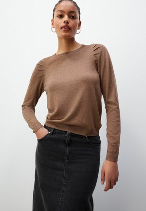 Lichtbruin gebreid sweater met textuur op de schouders, geribbelde boorden en een ontspannen pasvorm, gecombineerd met een hoge zwarte spijkerrok.
