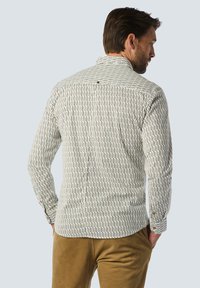 Geprinte lange mouw shirt in crème met geometrische zwarte en bruine ontwerpen, met knoopmanschetten en een klassieke kraag, gemaakt van een katoenmix.