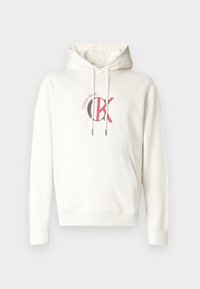 Hanorac alb cu glugă și buzunar frontal, având un logo "CK" roșu și negru pe piept. Confecționat dintr-un material moale, cu manșete ribbed.