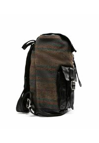Zaino in tweed con accenti in pelle scura, caratterizzato da un motivo a quadri in marrone, verde e viola. Tasche laterali con chiusura a fibbia.