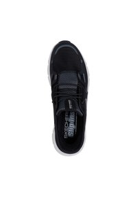 Scarpa sportiva nera in mesh con una parte superiore texturizzata, caratterizzata da accenti grigi e una suola bianca spessa. Include il marchio "Skechers Slip-Ins".