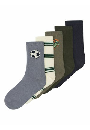 Fünf Paar Socken in Blau-, Creme- und Grüntönen; ein Paar hat einen Fußball, eins hat Streifen, ein weiteres ein Auto und zwei sind einfarbig.