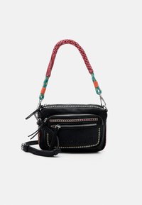Musta nahkainen olkalaukku, jossa on kaksi vetoketjullista lokeroa, punavihreä punottu olkahihna ja koristeellinen ompelu reunoilla.