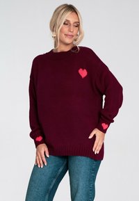 Burgundowy, oversize sweter z dzianiny, z różowymi wzorami serc na piersi i rękawach, z prążkowanymi mankietami i dołem.