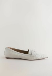 Mocasini din piele sintetică albă cu un model de crocodil, vârf ascuțit și o curea decorativă peste partea superioară. Pălării plate. Textură netedă.