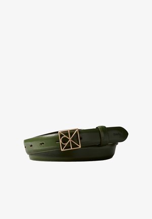 Ceinture en cuir verte avec boucle carrée géométrique dorée et plusieurs trous d’ajustement, roulée avec embossage visible de la marque.