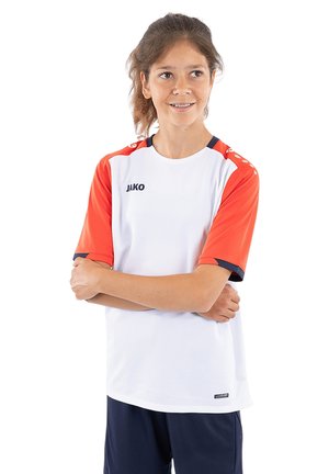 Weißes Sport-T-Shirt mit roten Ärmeln und marineblauen Akzenten, mit dem Markenlogo "JAKO" auf der Vorderseite. Schlichtes Design mit Rundhalsausschnitt.