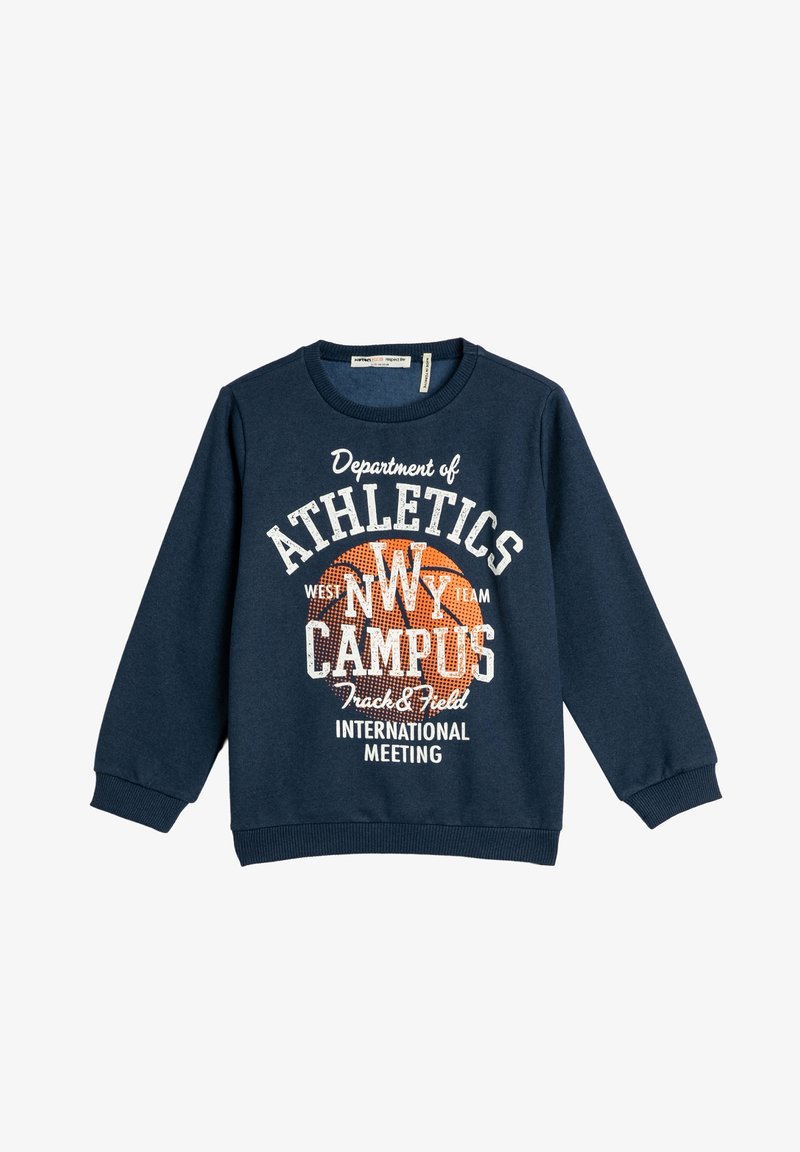 Sweat-shirt bleu marine à manches longues avec un motif sportif incluant un ballon de basket et un texte sur l'athlétisme et les sports de piste et de terrain du campus.