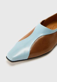Chie Mihara GIANTE - Loaferit/pistokkaat - sucre cielo/aru sand