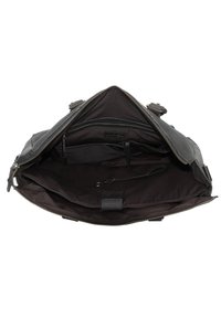 Bolso de cuero negro con cierre de cremallera, que cuenta con un interior espacioso, forro de tela oscura y un bolsillo interno con cremallera para organización.