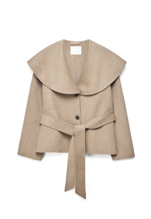 Beżowa wełniana kurtka z szerokim kołnierzem typu szalowego, dwoma czarnymi guzikami, długimi rękawami oraz pasem z dopasowanej tkaniny, zawiązanym w talii.