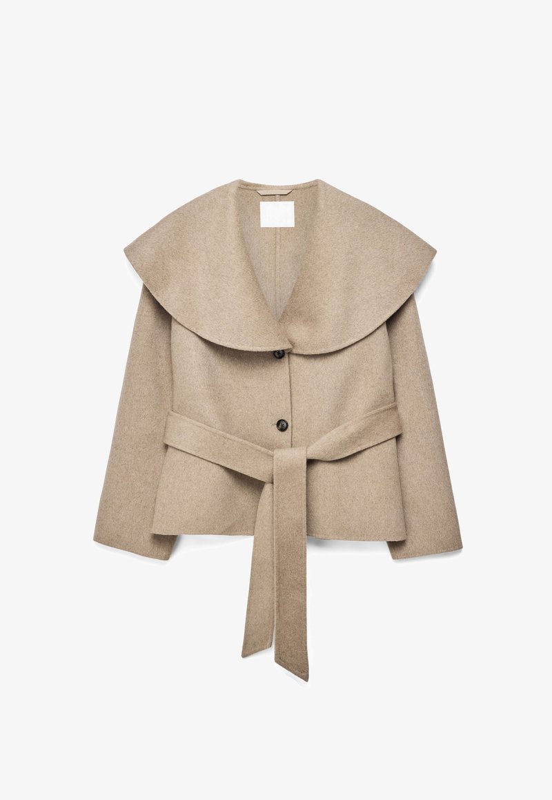 Beež villane jakk laia salli-kaelusega, kahe musta nupuga, pikad varrukad ja sama materjalist vöö, mis on vöökohal seotud.