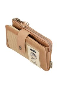 Portafoglio tan con una parte frontale beige tessurizzata, chiusura con zip superiore e pattina. Presenta un design di personaggio e un piccolo ciondolo metallico sulla cerniera.