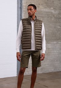 Tommy Hilfiger PACKABLE VEST - Colete - faded military
