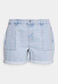 Pantalones cortos de mezclilla azul claro con dobladillos enrollados, que presentan dos bolsillos frontales y un cierre de botón. Textura suave con un acabado ligeramente desgastado.
