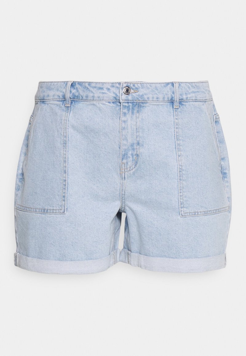 Pantalones cortos de mezclilla azul claro con dobladillos enrollados, que presentan dos bolsillos frontales y un cierre de botón. Textura suave con un acabado ligeramente desgastado.