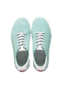 Baskets en maille légère vert menthe avec des lacets blancs, semelles intérieures rembourrées et accents rouges contrastés sur le talon. Design à bout rond.