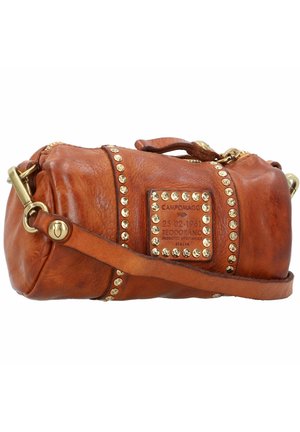 Borsa in pelle marrone con borchie dorate, un ciondolo rettangolare e chiusura con zip. Dotata di un manico rimovibile e una finitura texture.