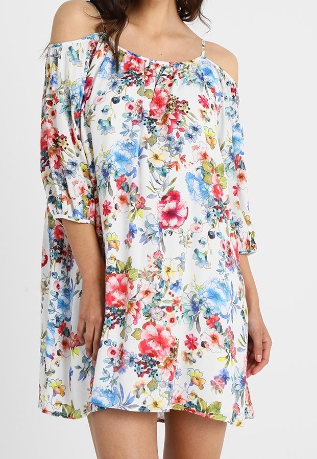 Květinové šaty s odhalenými rameny, vícerozměrnými vzory, lehkým materiálem a volným střihem, s kulatým výstřihem a střední délkou.