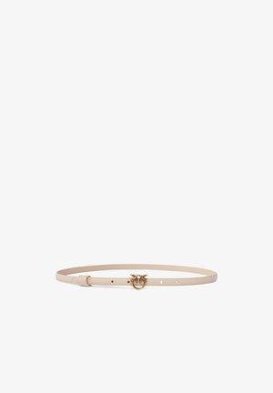 Cintura in pelle beige dal design sottile, con una fibbia circolare in tonalità oro con due dettagli a forma di ali e diversi fori di regolazione.