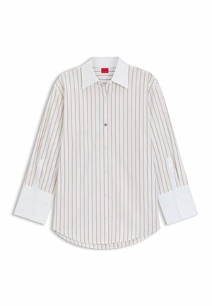Witte overhemd met beige verticale strepen, contrasterende witte kraag en manchetten, en een rood merklabel aan de binnenkant van de kraag.