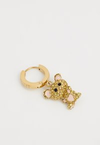 Portachiavi a forma di orsetto in tono oro decorato con cristalli gialli e rosa, dotato di un gancio a cerniera. Occhi neri e accenti rosa sulle orecchie.
