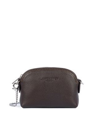 Petit étui en cuir marron foncé texturé avec une fermeture éclair argentée et une chaîne attachée sur le côté gauche.