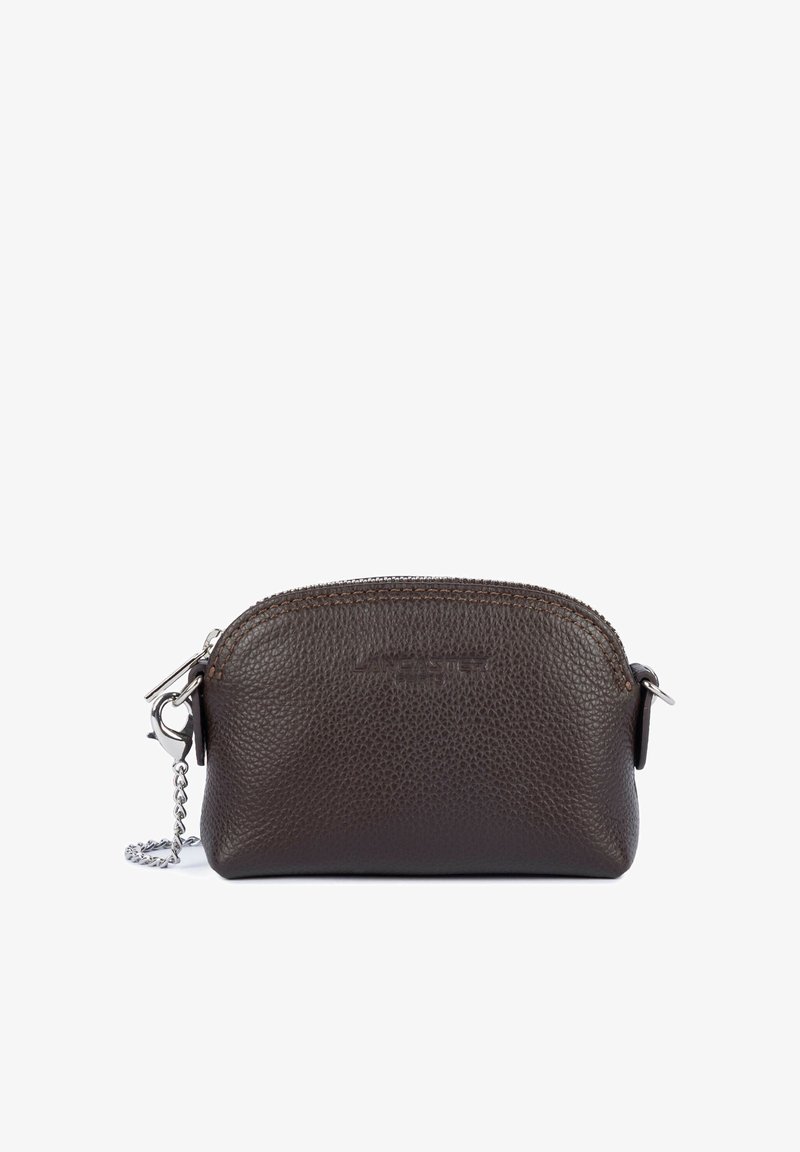 Petit étui en cuir marron foncé texturé avec une fermeture éclair argentée et une chaîne attachée sur le côté gauche.