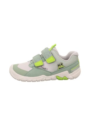Hellgrüne und graue Kinderturnschuhe mit zwei Klettverschlüssen, die ein Froschdesign an der Seite sowie ein strukturiertes Mesh-Material aufweisen.