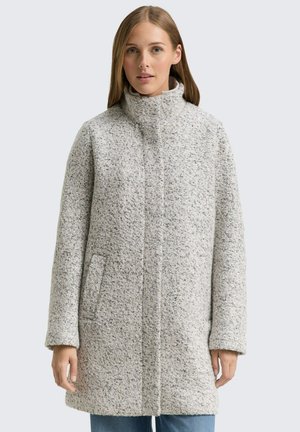 Manteau texturé gris et blanc avec un col haut, des manches longues et des poches latérales. Motif légèrement marbré, coupe droite, design longueur genou.