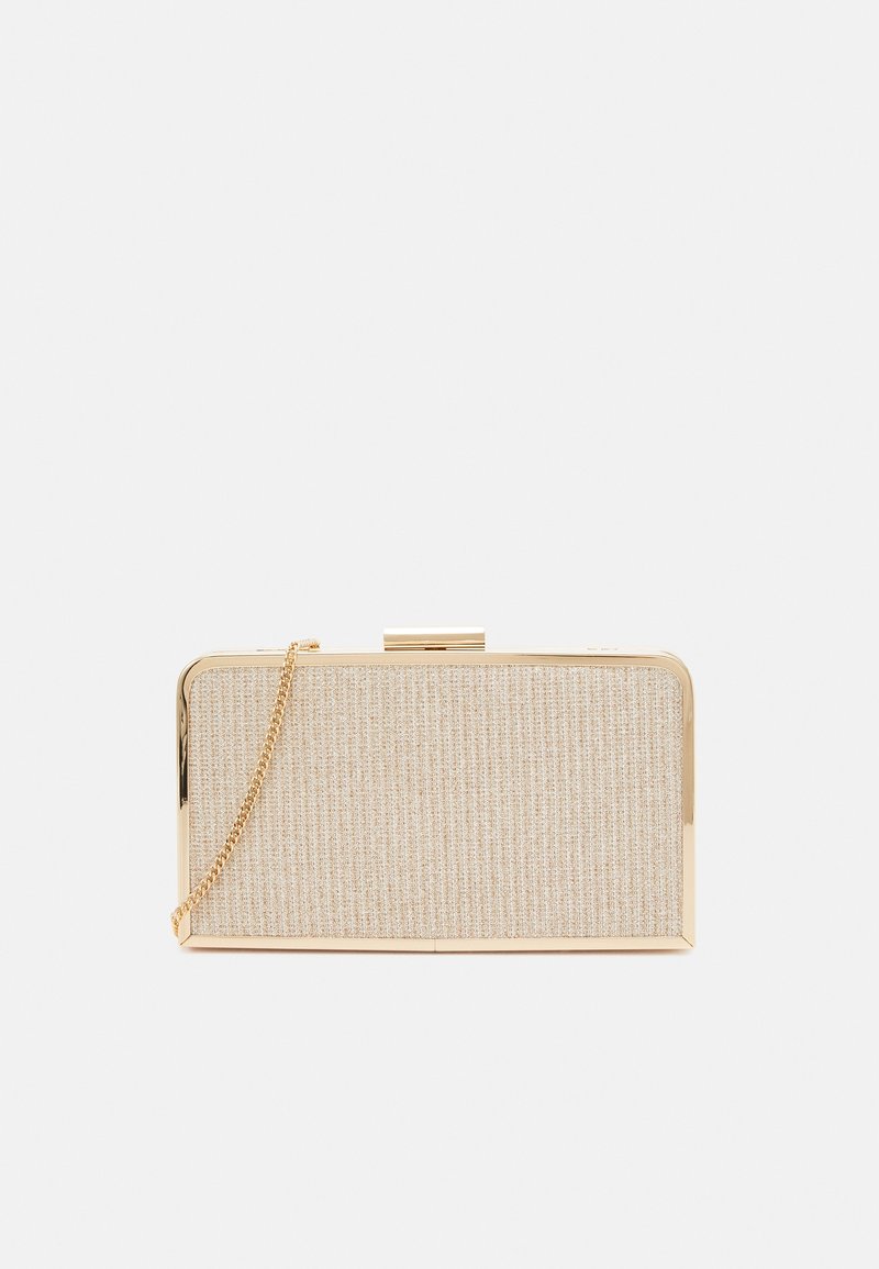 Pochette rectangulaire beige et or avec un devant en tissu texturé et une bandoulière chaîne dorée sur fond blanc.