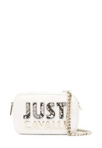 Clutch in pelle bianca con chiusura a zip, caratterizzato dai loghi neri in rilievo "JUST" e dorati "CAVALLI", e una tracolla in catena argentata.