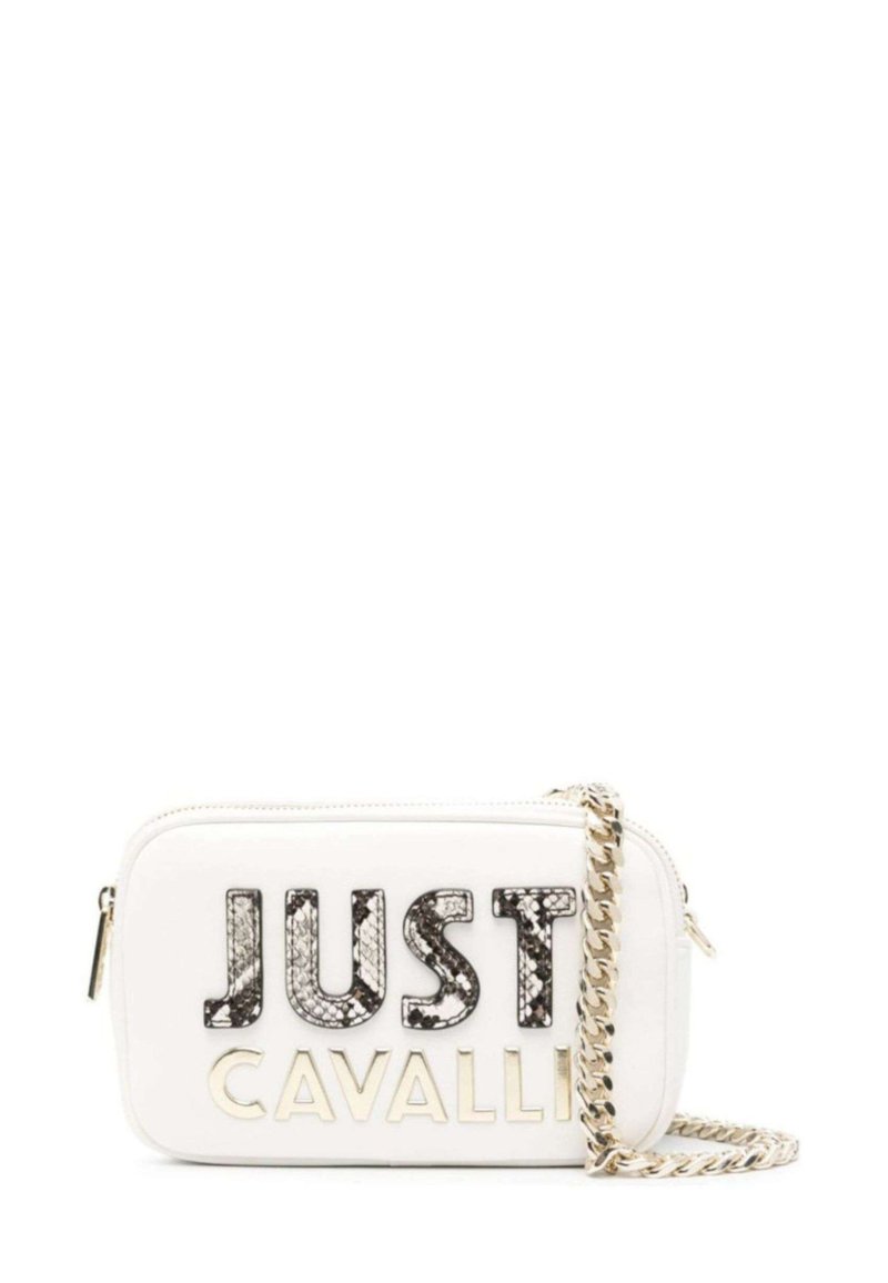 Clutch in pelle bianca con chiusura a zip, caratterizzato dai loghi neri in rilievo "JUST" e dorati "CAVALLI", e una tracolla in catena argentata.